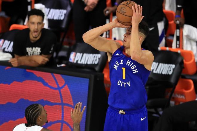 丹佛掘金训练开放日，赛后完成体检引欢呼，德甲在即，细节决定成败