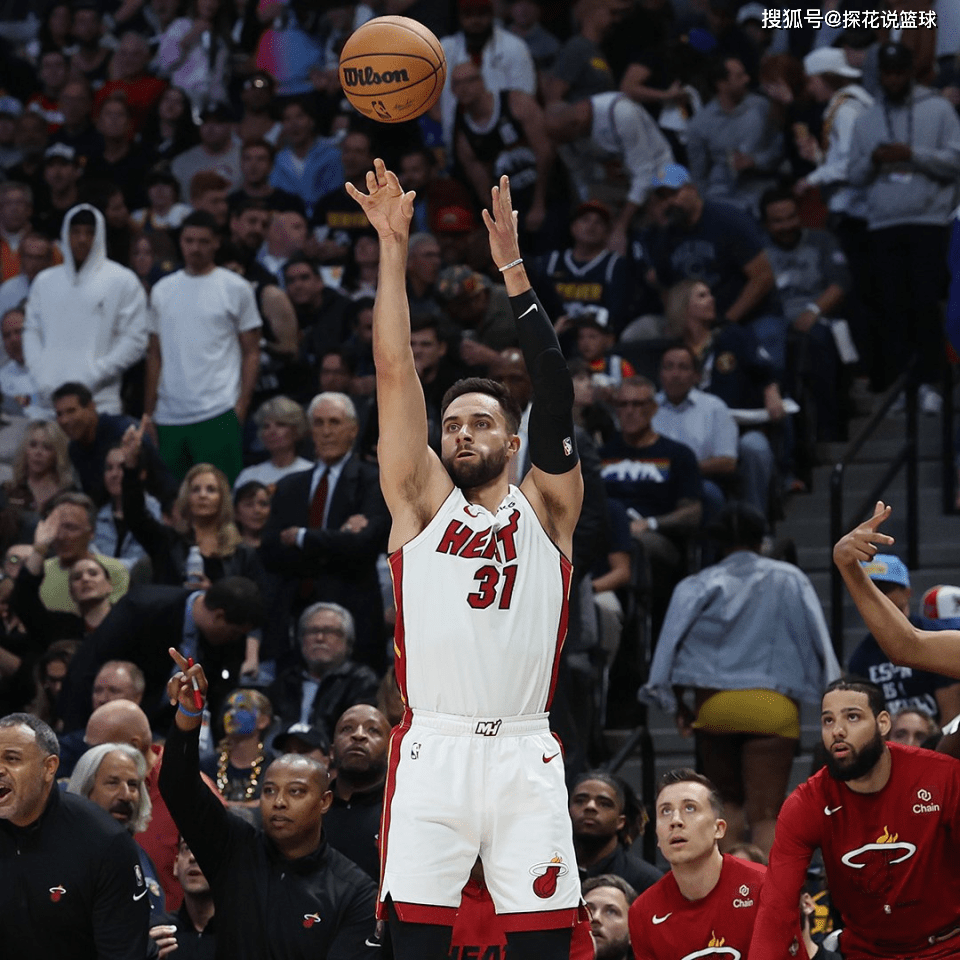 丹佛掘金训练开放日，赛后完成体检引欢呼，德甲在即，细节决定成败